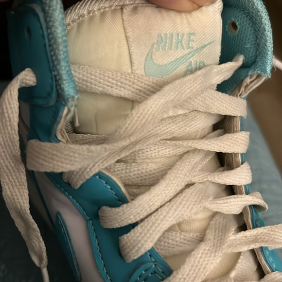 Girls Air Jordan Nikes - Picture 3 of 11